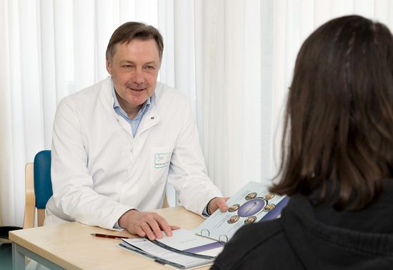 Prof. Dr. med. Michael Hünerbein während eines Patientengesprächs. Prof. Dr. med. Michael Hünerbein während eines Patientengesprächs.